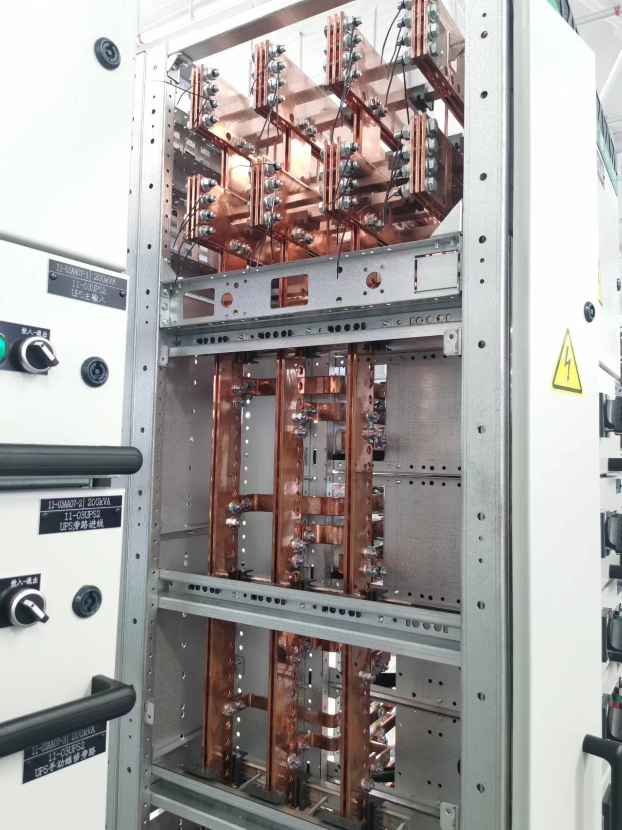 Bus duct system internal busbar configuration and connection